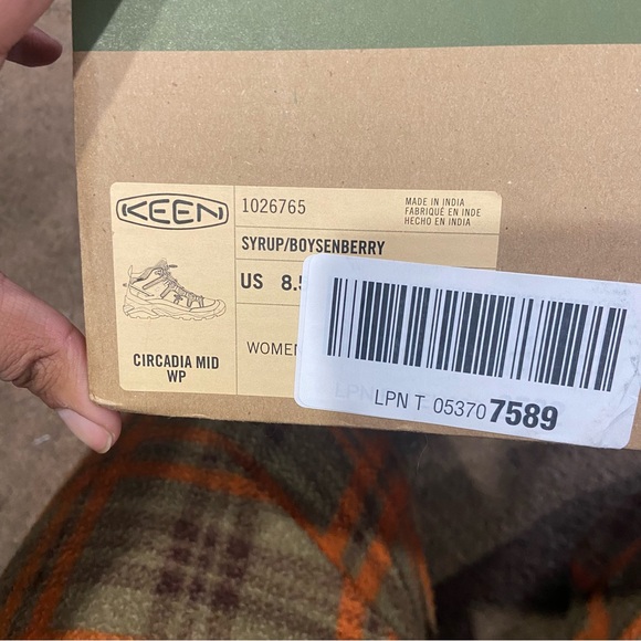 KEEN® Women's 8.5 Circadia™ MID Waterproof Hiking Boot in Syrup/Boysenberry - Picture 6 of 6